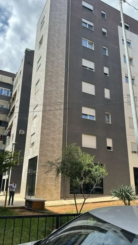 Tirane, shitet dyqan Kati 0, 102 m² 260.000 € (Brryli)