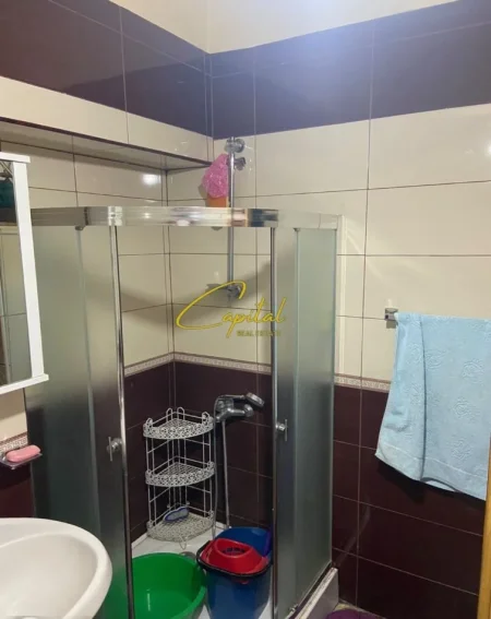 Tirane, jepet me qera apartament 1+1 Kati 5, 62 m² 600 € (ISH BLLOKU)