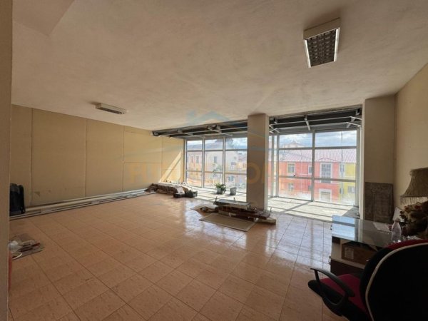 Tirane, jepet me qera ambjent biznesi Kati 2, 250 m² 1.800 € 