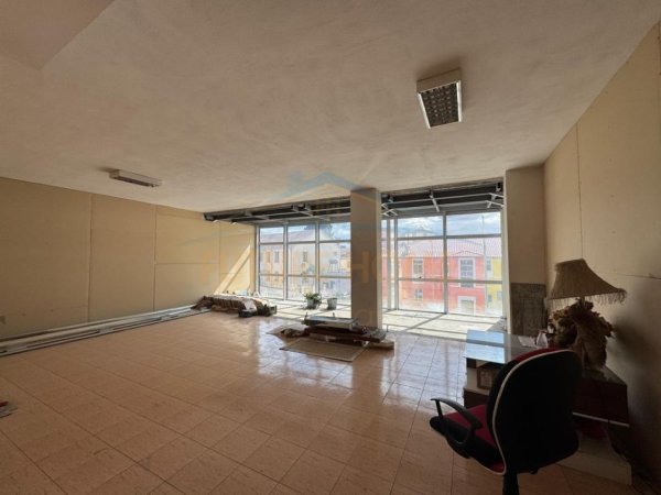 Tirane, jepet me qera ambjent biznesi Kati 2, 250 m² 1.800 € 