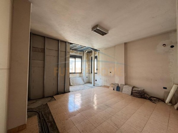 Tirane, jepet me qera ambjent biznesi Kati 2, 250 m² 1.800 € 