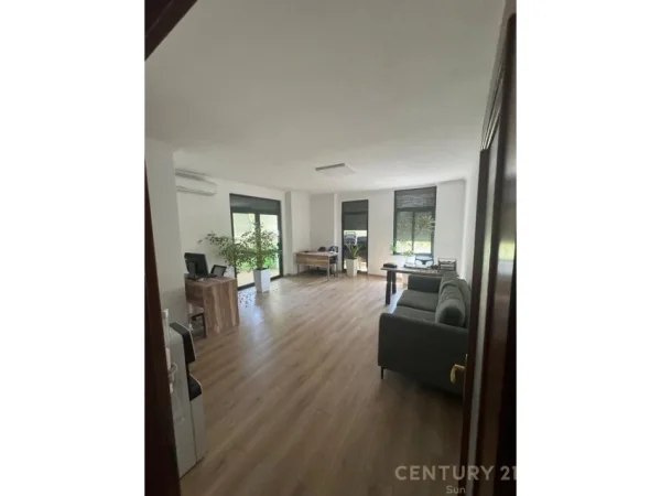Tirane, jepet me qera zyre Kati 4, 136 m² 700 € (Ekspozita)