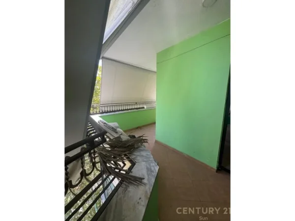 Tirane, jepet me qera zyre Kati 4, 136 m² 700 € (Ekspozita)