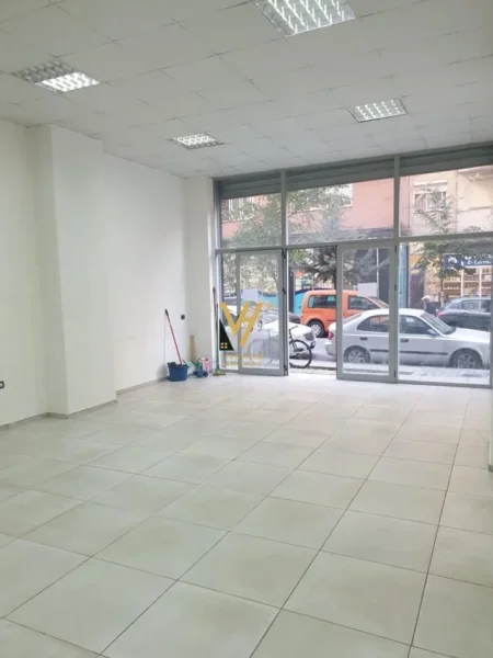 Tirane, jepet me qera dyqan Kati 0, 55 m² 500 € (MISTO MAME)