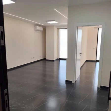 Tirane, jepet me qera ambient biznesi 2+1+Ballkon Kati 6, 75 m² 75 € (tek rruga Mine Peza)