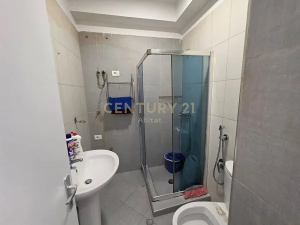 Tirane, shitet apartament 2+1 Kati 5, 76 m² 179.000 € (Pazari i ri)