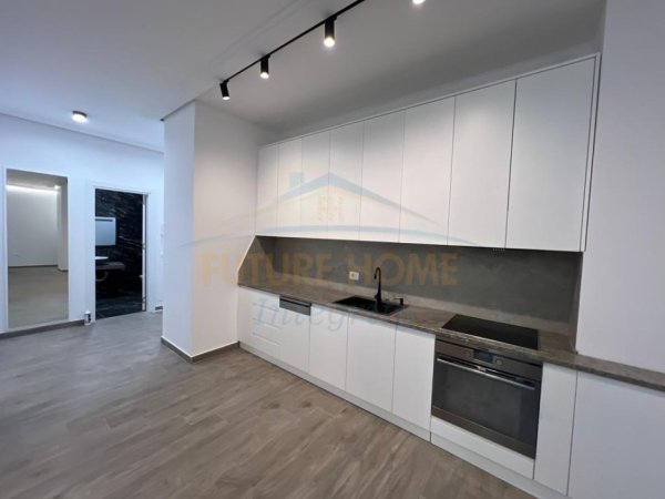 Tirane, jepet me qera apartament 2+1 Kati 3, 95 m² 750 € 