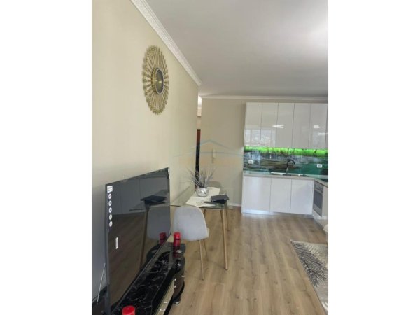 Tirane, jepet me qera apartament 1+1+Ballkon Kati 6, 69 m² 700 € (Stacioni i Trenit)