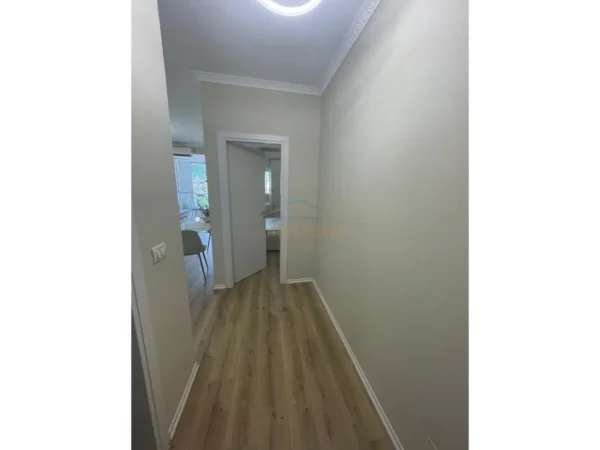 Tirane, jepet me qera apartament 1+1+Ballkon Kati 6, 69 m² 700 € (Stacioni i Trenit)