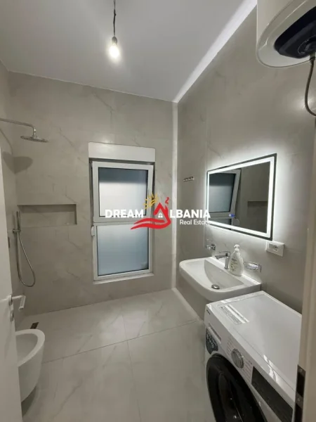 Tirane, jepet me qera apartament 1+1 Kati 7, 70 m² 500 € (Ali Dem)