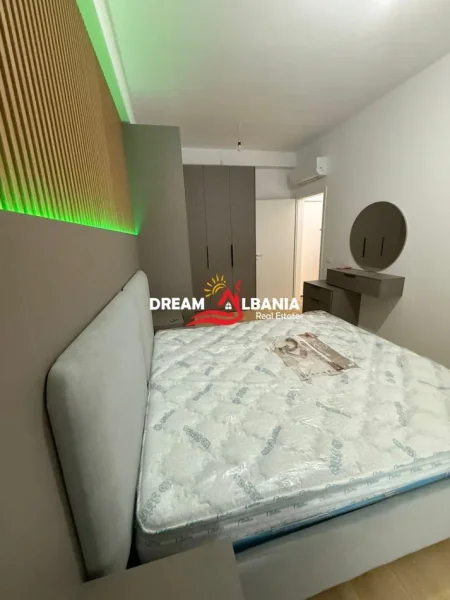 Tirane, jepet me qera apartament 1+1 Kati 7, 70 m² 500 € (Ali Dem)