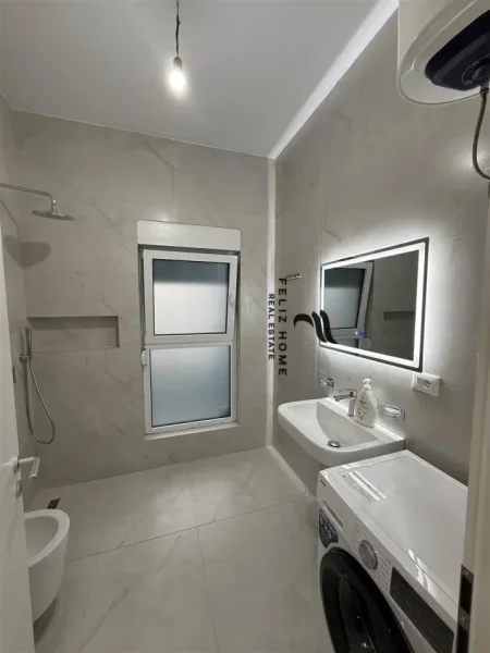 Tirane, jepet me qera apartament 1+1 Kati 7, 70 m² 550 € (ALI DEMI)