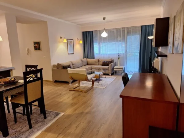 Tirane, jepet me qera apartament 2+1+Ballkon Kati 5, 104 m² 900 € (Blloku)