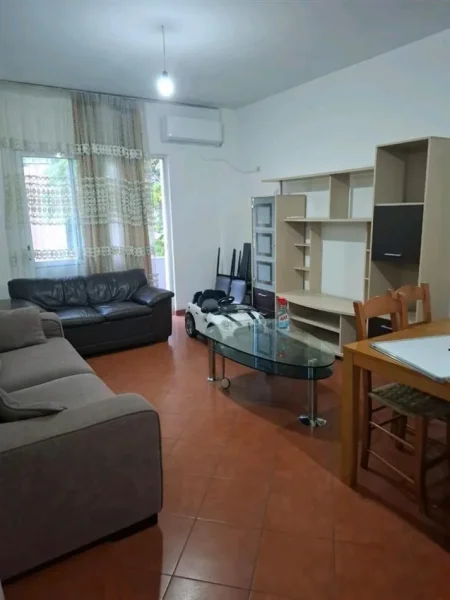 Tirane, jepet me qera apartament 2+1+Ballkon Kati 3, 70 m² 600 € (KOPSHTI BOTANIK)