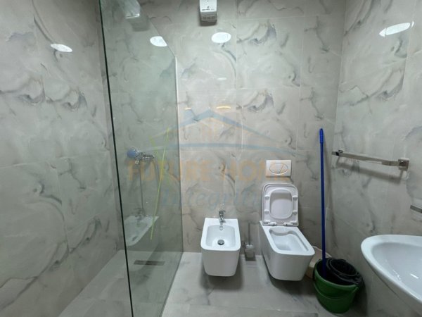 Tirane, jepet me qera apartament 2+1+Ballkon Kati 3, 91 m² 850 € (Shkolla e Kuqe, Pazari i Ri)