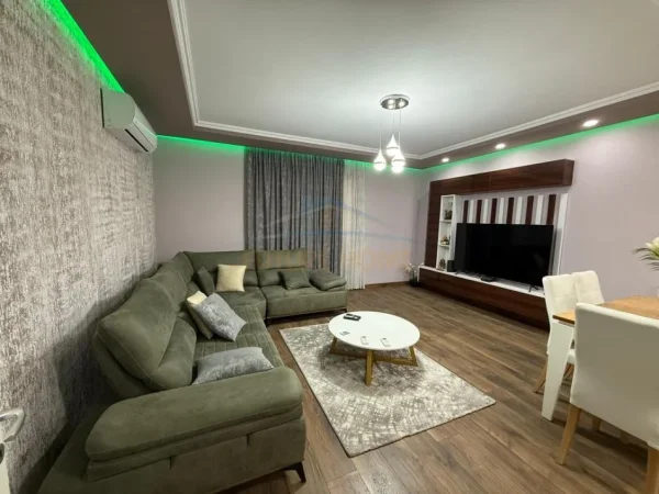 Tirane, jepet me qera apartament 2+1+Ballkon Kati 4, 105 m² 800 € (Komuna e Parisit)