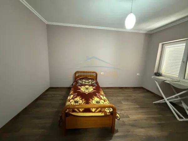 Tirane, jepet me qera apartament 2+1+Ballkon Kati 4, 105 m² 800 € (Komuna e Parisit)