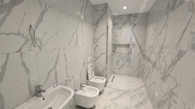 Tirane, jepet me qera zyre Kati 7, 129 m² 3.000 € (Lake View Residence)