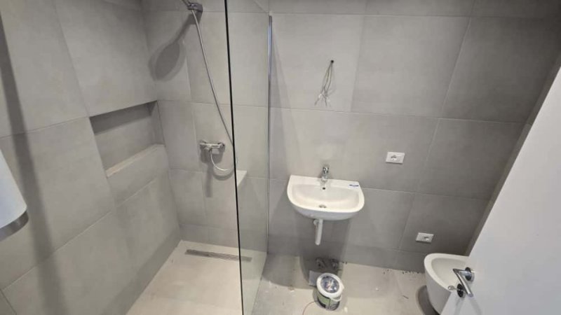 Tirane, jepet me qera zyre Kati 7, 129 m² 3.000 € (Lake View Residence)