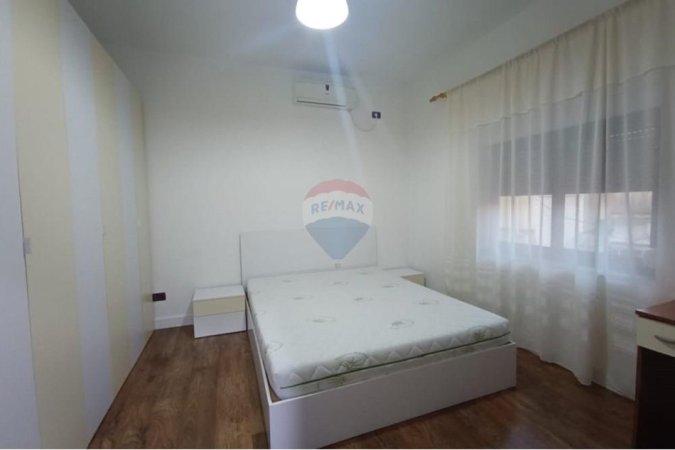 Tirane, jepet me qera apartament 2+1+Ballkon Kati 2, 90 m² 650 € (mine peza)