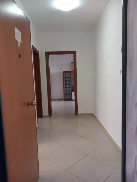 Tirane, jepet me qera apartament 3+1 Kati 2, 90 m² 600 € (pazari ri)
