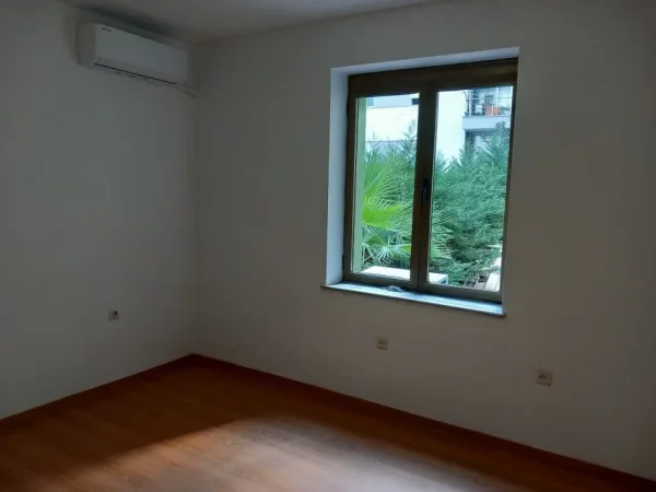 Tirane, jepet me qera apartament 3+1 Kati 2, 90 m² 600 € (pazari ri)