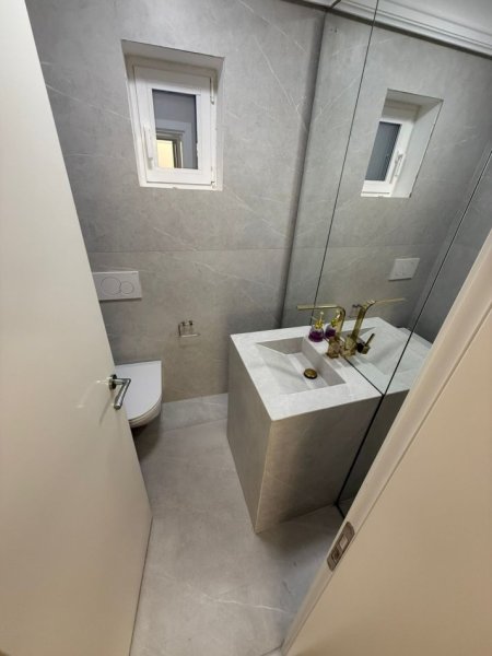 Tirane, jepet me qera zyre Kati 2, 130 m² 1.800 € (Zogu i Zi)