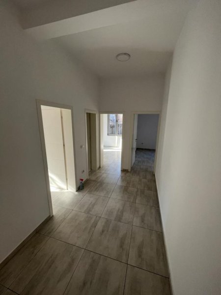 Tirane, jepet me qera apartament 1+1 Kati 2, 75 m² 500 € (Rruga e Dibres)