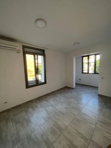 Tirane, jepet me qera apartament 1+1 Kati 2, 75 m² 500 € (Rruga e Dibres)