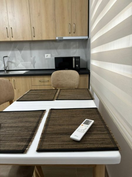 Tirane, jepet me qera apartament 1+1 Kati 1, 65 m² 520 € (ish tregu elektrik)