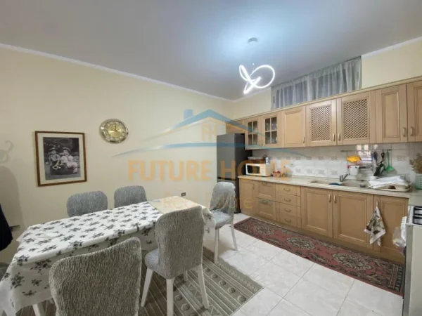 Tirane, jepet me qera apartament 3+1+Ballkon Kati 3, 140 m² 750 € 