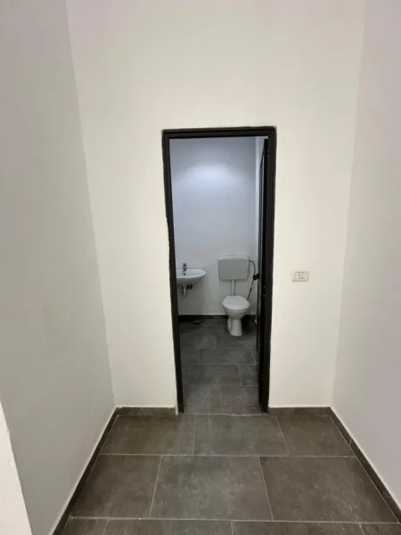 Tirane, jepet me qera dyqan Kati 0, 40 m² 300 € (Rruga Tre Deshmoret, Yzberisht)