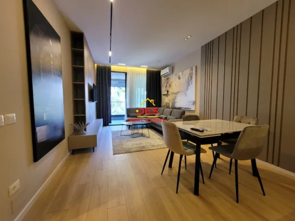Vlore, jepet me qera apartament 1+1+Ballkon Kati 5, 70 m² 600 € (Rruga Sadik Zotaj)
