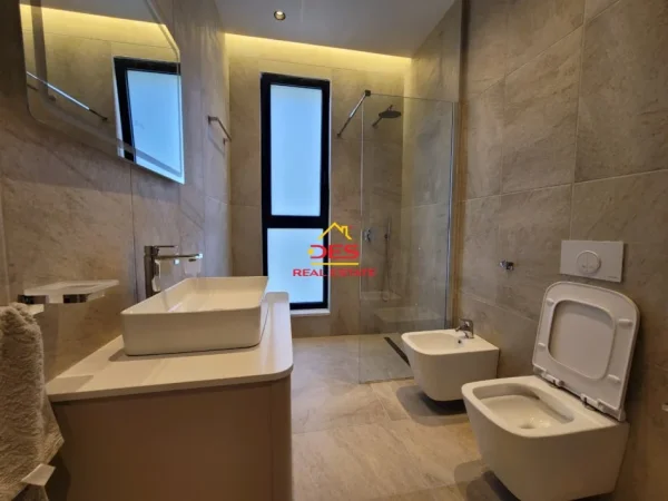 Vlore, jepet me qera apartament 1+1+Ballkon Kati 5, 70 m² 600 € (Rruga Sadik Zotaj)