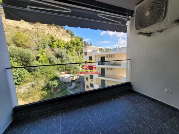 Vlore, jepet me qera apartament 1+1+Ballkon Kati 5, 70 m² 600 € (Rruga Sadik Zotaj)