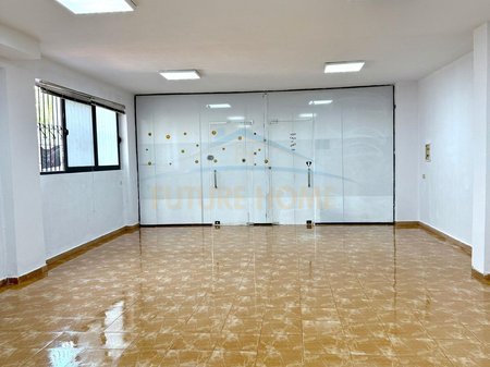 Tirane, jepet me qera ambjent biznesi Kati 0, 70 m² 600 € 
