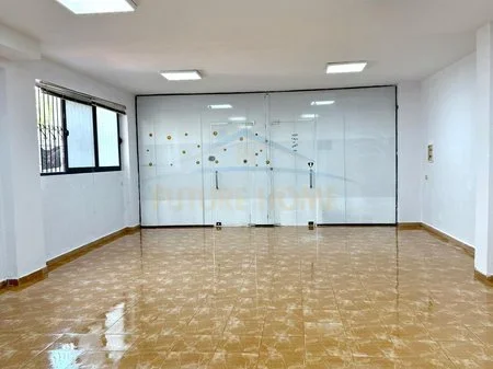 Tirane, jepet me qera ambjent biznesi Kati 0, 70 m² 600 € 