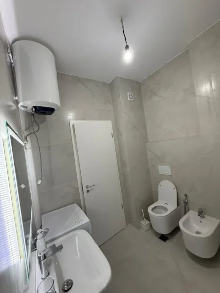 Tirane, jepet me qera apartament 1+1 Kati 7, 70 m² 550 € (ali demi)