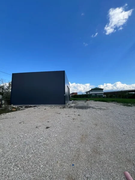 Tirane, jepet me qera , 500 m² 1.200 € (Përballë City Park)