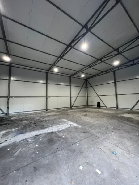 Tirane, jepet me qera , 500 m² 1.200 € (Përballë City Park)