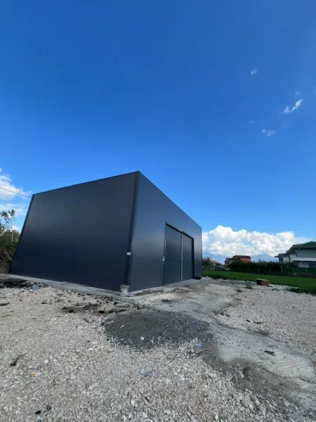 Tirane, jepet me qera , 500 m² 1.200 € (Përballë City Park)