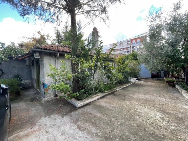 Tirane, jepet me qera Vile Kati 0, 170 m² 350 € (selvia)