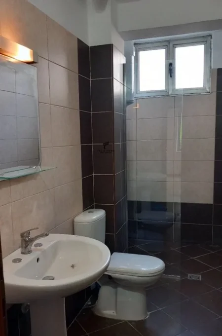 Tirane, jepet me qera zyre Kati 2, 90 m² 600 € (PAZARI I RI)