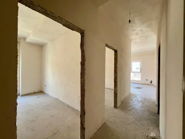 Shitet Apartament 2+1+2 “Laprakë”, Tiranë.