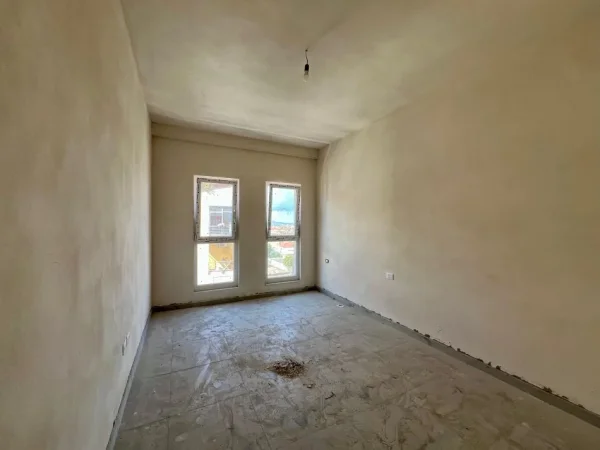 Shitet Apartament 2+1+2 “Laprakë”, Tiranë.