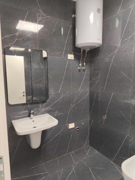 Tirane, jepet me qera ambjent biznesi Kati 7, 75 m² 550 € (Mine Peza)