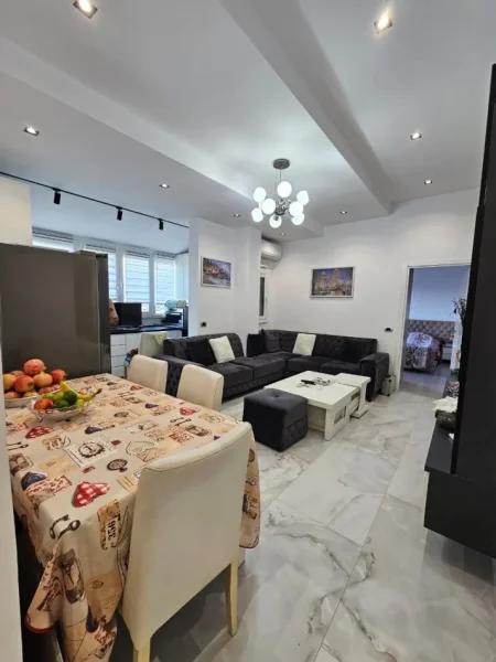 Tirane, jepet me qera nga Pronari, pa-komision apartament 1+1+Aneks+Ballkon Kati 6, 75 m² 600 € (Rrapo hekali)