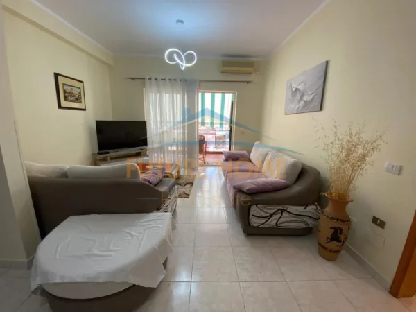 Tirane, jepet me qera apartament 3+1+Ballkon Kati 3, 140 m² 750 € (PRANE BLLOKUT TE AMBASADAVE)