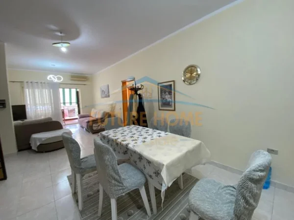 Tirane, jepet me qera apartament 3+1+Ballkon Kati 3, 140 m² 750 € (PRANE BLLOKUT TE AMBASADAVE)