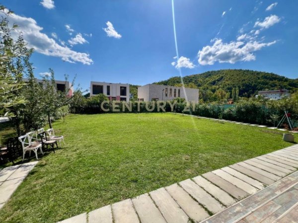 Tirane, shes Vile 3+1+Ballkon Kati 3, 1.400 m² 650.001 € (Petrele)
